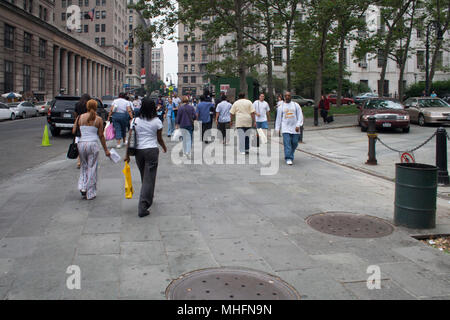 Les gens occupés à marcher en hâte sur la rue de Brooklyn, NY 2006 Banque D'Images