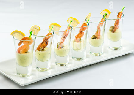 Les crevettes Cocktail verres avec sauce épicée tartare maison délicieux décoré de feuilles de persil pour le dîner de Noël ou le cocktail bokeh background, close-up Banque D'Images