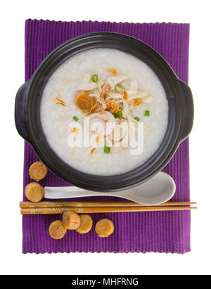 Le porridge, l'ormeau et poulet (porridge) servi en claypot congee Banque D'Images