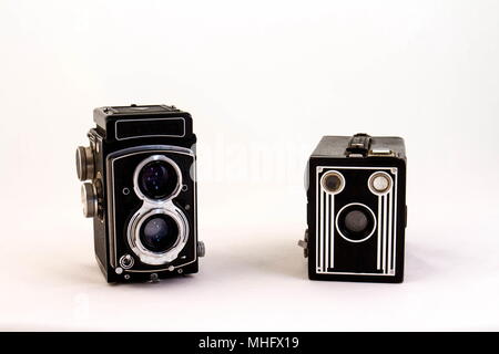 Deux alambics classiques caméras film isolé sur fond blanc avec l'image de l'espace de copie au format paysage Banque D'Images