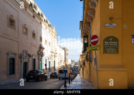 Les rues étroites et serrées sont une caractéristique de la capitale de La Valette sur l'île de Malte. Banque D'Images