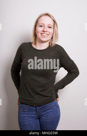 Young blonde woman smiling millénaire, trois quarts du vrai gens portrait Banque D'Images