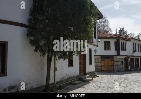 Quartier à la fois résidentiel et ancienne ruelle étroite et authentique de l'architecture de l'antiquité hoary Varosha, Blagoevgrad, Bulgarie Banque D'Images