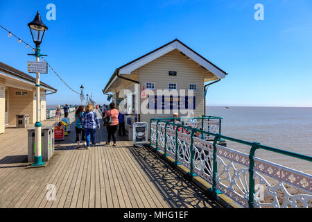 Visiteurs sur le quai à Penarth, sur une chaude journée d'avril, Vale of Glamorgan, sur le canal de Bristol, au Pays de Galles, Royaume-Uni Banque D'Images