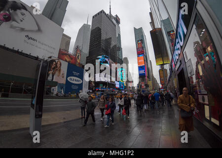 NEW YORK - Etats-unis 22 AVRIL 2017 times square le déplacement de personnes dans rainy day New York Times square plein de gens Banque D'Images