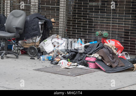 NEW YORK, USA - 21 AVRIL 2017 - sans-abri dans la rue ville pauvre avec son belongins Banque D'Images