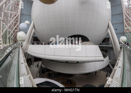 NEW YORK, USA - 21 AVRIL 2017 - Office de tourisme et les enfants se rendant sur natural history museum planetarium Banque D'Images