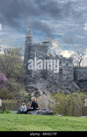 NEW YORK - Etats-Unis - 20 avril, 2017 personnes dans Central Park aux beaux jours en chemin marche à travers le temps des fleurs Banque D'Images