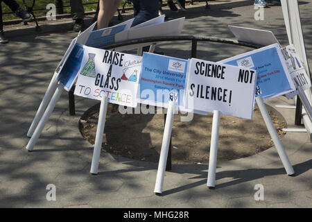 2e marche annuelle pour la science a eu lieu dans de nombreuses villes en collaboration avec le jour de la Terre. (New York City) La marche est un mouvement non partisan pour célébrer la science et le rôle qu'il joue dans notre vie quotidienne. Les objectifs des marches et des rassemblements sont à souligner que la science confirme le bien commun et pour appeler à une politique fondée sur des données probantes dans le meilleur intérêt de la population. Banque D'Images