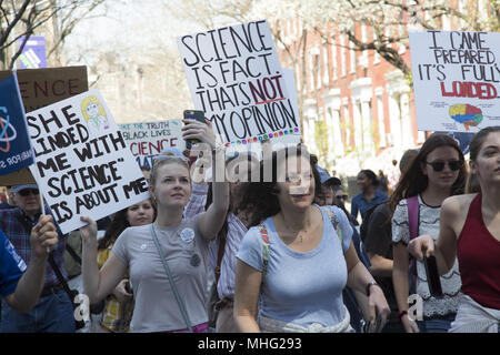 2e marche annuelle pour la science a eu lieu dans de nombreuses villes en collaboration avec le jour de la Terre. (New York City) La marche est un mouvement non partisan pour célébrer la science et le rôle qu'il joue dans notre vie quotidienne. Les objectifs des marches et des rassemblements sont à souligner que la science confirme le bien commun et pour appeler à une politique fondée sur des données probantes dans le meilleur intérêt de la population. Banque D'Images