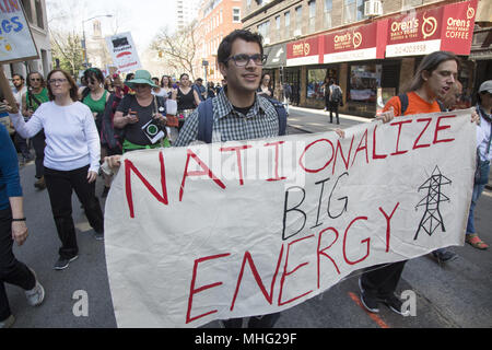 2e marche annuelle pour la science a eu lieu dans de nombreuses villes en collaboration avec le jour de la Terre. (New York City) La marche est un mouvement non partisan pour célébrer la science et le rôle qu'il joue dans notre vie quotidienne. Les objectifs des marches et des rassemblements sont à souligner que la science confirme le bien commun et pour appeler à une politique fondée sur des données probantes dans le meilleur intérêt de la population. Banque D'Images