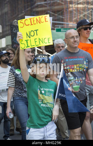 2e marche annuelle pour la science a eu lieu dans de nombreuses villes en collaboration avec le jour de la Terre. (New York City) La marche est un mouvement non partisan pour célébrer la science et le rôle qu'il joue dans notre vie quotidienne. Les objectifs des marches et des rassemblements sont à souligner que la science confirme le bien commun et pour appeler à une politique fondée sur des données probantes dans le meilleur intérêt de la population. Banque D'Images