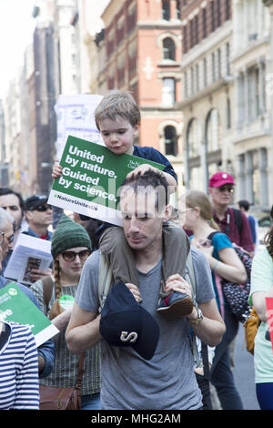 2e marche annuelle pour la science a eu lieu dans de nombreuses villes en collaboration avec le jour de la Terre. (New York City) La marche est un mouvement non partisan pour célébrer la science et le rôle qu'il joue dans notre vie quotidienne. Les objectifs des marches et des rassemblements sont à souligner que la science confirme le bien commun et pour appeler à une politique fondée sur des données probantes dans le meilleur intérêt de la population. Banque D'Images