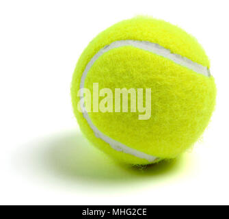 Balle de tennis unique sur blanc, avec une ombre portée Banque D'Images