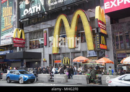 Times Square McDonalds sur 7th Avenue à Manhattan, New York. Banque D'Images