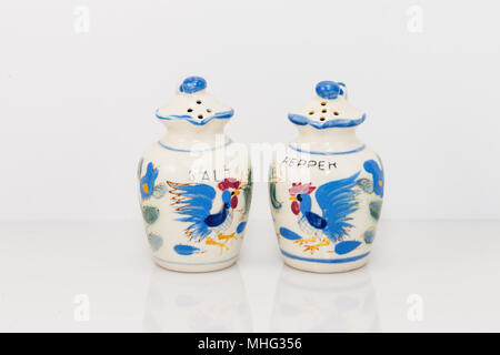 Pichets en céramique blanche avec garniture bleue shaker set sel et poivre Banque D'Images