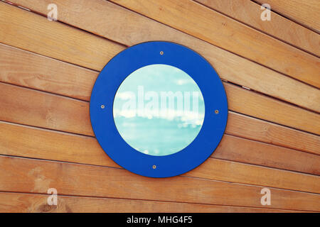 Photo de vieux navire porte avec une fenêtre bleue ronde Banque D'Images