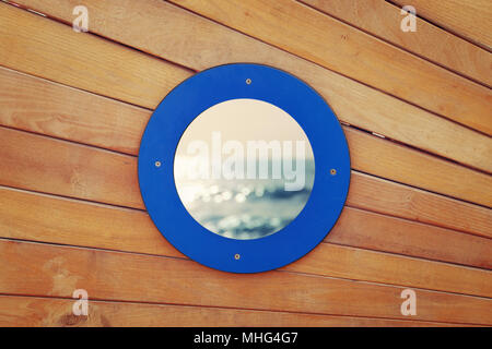 Photo de vieux navire porte avec une fenêtre bleue ronde Banque D'Images