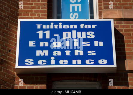 Les frais de scolarité pour 11, ainsi qu'en anglais, mathématiques et sciences, annoncé sur un bâtiment à Hounslow, à l'ouest de Londres, Angleterre Banque D'Images