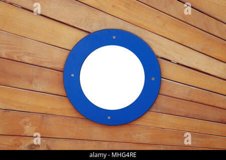 Photo de vieux navire porte avec un tube rond fenêtre bleu Banque D'Images