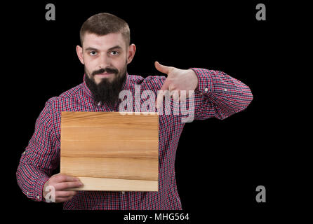 Concept inscription sur une planche en bois dans les mains.Smiling man holding feuille publicitaire, copiez l'espace. Banque D'Images