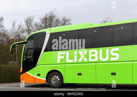 Skanderborg Danemark - Avril 22, 2018 : Flixbus sur un bus station. Flixbus est une marque qui offre des services d'autocars en Europe Banque D'Images
