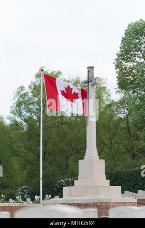 HOLTEN, Pays-Bas - 29 avril 2018 : a côté d'une Croix du souvenir sur le cimetière de guerre canadien de Holten Banque D'Images