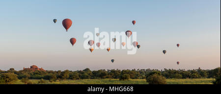 Groupe de ballons à air survolant temples de Bagan, Myanmar (Birmanie) Banque D'Images