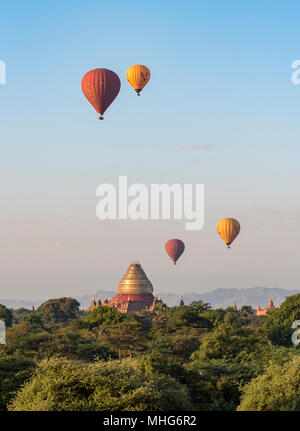 Groupe de ballons à air survolant Dhammayazika temple de Bagan, Myanmar (Birmanie) Banque D'Images