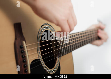 Close up woman's hands playing acoustic guitar. Banque D'Images