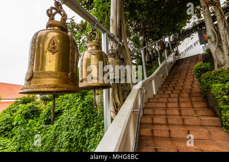 Cloches, religieux ou Bonsho tsurigane par path dans Golden Mountain Temple Bouddhiste, Bangkok, Thaïlande. Banque D'Images