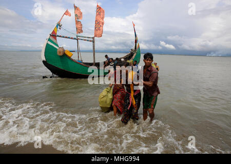 Réfugiés rohingyas à pied à terre après avoir traversé la frontière Bangladesh-Myanmar en bateau à travers la baie du Bengale, dans Shah Porir Dwip. Teknaf, Cox's B Banque D'Images