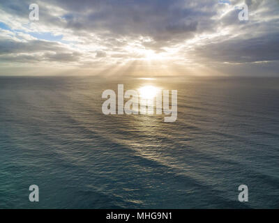 Lever de soleil sur l'eau de l'océan calme Banque D'Images