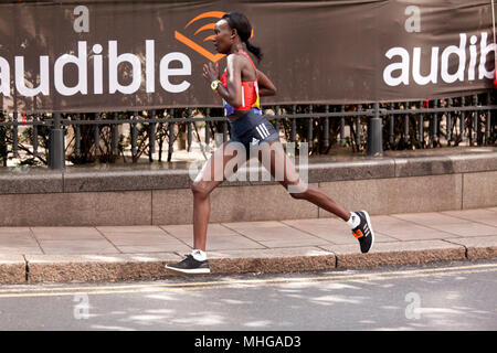 Mary Keitany a omis de contester Paula Radcliffe's 15-year-old record du monde comme elle disparu de discorde avant de terminer en cinquième place. Banque D'Images