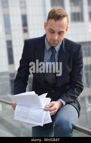 Businessman émotionnellement la lecture de documents Banque D'Images