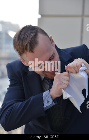 Businessman émotionnellement normale et manger les documents papier Banque D'Images