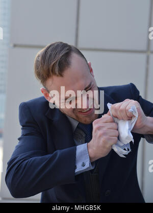 Businessman émotionnellement normale et manger les documents papier Banque D'Images