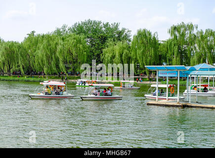 BEIJING, CHINE - 30 avril 2018 : Les gens prennent un tour en bateau de plaisance dans un parc. Parc Taoranting est un grand parc de la ville situé dans la région de Xuanwu Distric Banque D'Images