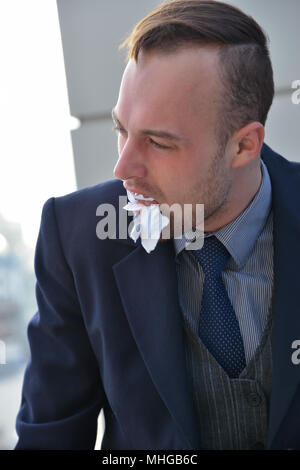 Businessman émotionnellement normale et manger les documents papier Banque D'Images