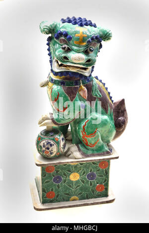 Lion ou chien Fo 1700-1720 Qing Porcelaine émaillée ( la dynastie des Qing, également connu sous le nom de l'empire Qing, officiellement le Grand Qing, a été la dernière dynastie impériale de Chine, créé en 1636 et la Chine de 1644 à 1912. ) Banque D'Images