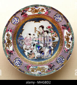 Les plaques de la coquille ( période Yongzheng ) Dynastie Qing en porcelaine émaillée ( la dynastie des Qing, également connu sous le nom de l'empire Qing, officiellement le Grand Qing, a été la dernière dynastie impériale de Chine, créé en 1636 et la Chine de 1644 à 1912. ) Banque D'Images