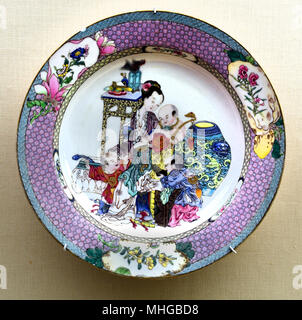 Les plaques de la coquille ( période Yongzheng ) Dynastie Qing en porcelaine émaillée ( la dynastie des Qing, également connu sous le nom de l'empire Qing, officiellement le Grand Qing, a été la dernière dynastie impériale de Chine, créé en 1636 et la Chine de 1644 à 1912. ) Banque D'Images