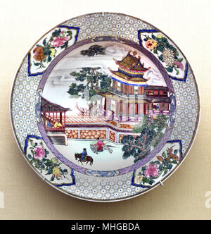 Les plaques de la coquille ( période Yongzheng ) Dynastie Qing en porcelaine émaillée ( la dynastie des Qing, également connu sous le nom de l'empire Qing, officiellement le Grand Qing, a été la dernière dynastie impériale de Chine, créé en 1636 et la Chine de 1644 à 1912. ) Banque D'Images