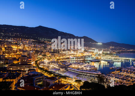 Principauté de Monaco la nuit, paysage urbain à la mer Méditerranée, l'Europe Banque D'Images