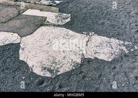 Patch de ciment sur sentier de gravier Banque D'Images