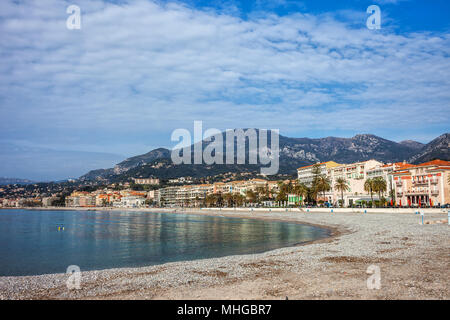 Menton ville skyline, plage de galets et de la mer sur la côte d'Azur en France, en Europe Banque D'Images