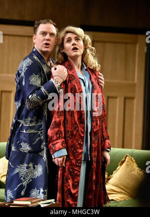 Rufus Hound (Jouer) et Garry Essendine Lizzy Connolly Daphne Stillington (Jouer) dans une scène de présent rire par Noel Coward, Chichester, UK Banque D'Images