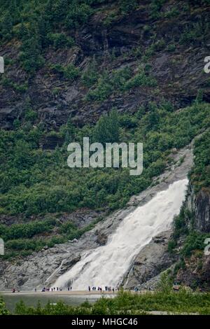 Juneau, Alaska, USA : une spectaculaire cascade s'écoule dans le lac Mendenhall, près du glacier de Mendenhall. Banque D'Images