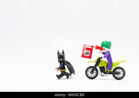 Mini figure de joker avec bang gun chasing batman avec dirt bike. Figurines Lego sont fabriqués par le groupe Lego. Banque D'Images