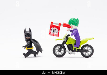 Mini figure de joker avec bang gun chasing batman avec dirt bike. Figurines Lego sont fabriqués par le groupe Lego. Banque D'Images